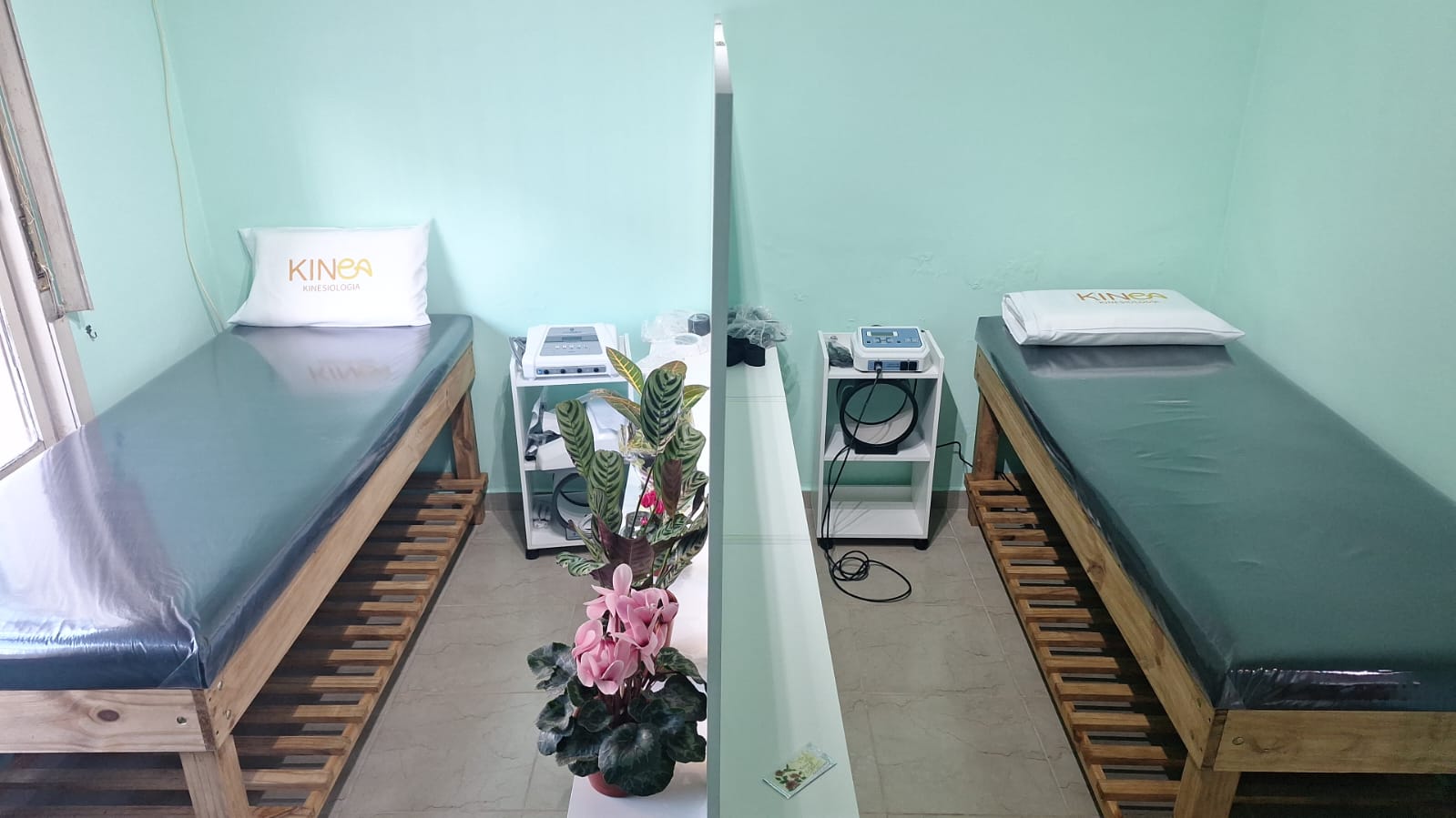 Sala de tratamiento kinesiológico equipada con tecnología de rehabilitación